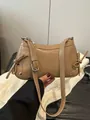 Detalle de bolso de hombro en charol caqui con lazo decorativo y remaches metálicos - Caqui
