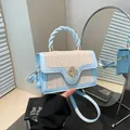 Sac bandoulière minimaliste en cuir bleu clair et paille avec poignée torsadée - Bleu