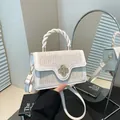 Sac à main en paille tressée beige avec finitions cuir blanc et fermoir fleuri doré - Blanc