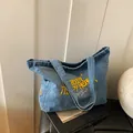 Sac cabas en jean bleu avec broderie jaune et finition délavée vintage - Bleu clair