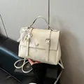 Bolso mensajero vintage blanco crema de gran capacidad con colgante de lazo y perla - Con Colgante / Blanco