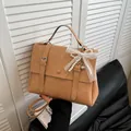 Bolso mensajero vintage color camel con lazo de encaje y colgantes de perlas finas - Con Colgante / Caqui