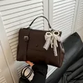 Bolso mensajero de cuero mate marrón oscuro con colgante de lazo de perlas y correa - Con Colgante / Marrón