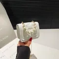 Witte mini crossbody tas met hartjesreliëf en elegant parelhandvat en gouden schouderketting - Wit