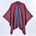 Scialle reversibile con motivo paisley in rosso scuro e blu, tessuto spesso tipo cashmere - Motivo Paisley Rosso / 130x150cm