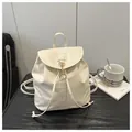 Sac à dos minimaliste en similicuir beige avec cordon de serrage et boucle métallique - Blanc
