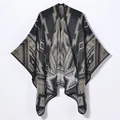 Dicker geometrischer Jacquard-Strickponcho mit Stammesmuster in Schwarz und Braun - Schwarz Geometrisch