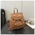 Sac à dos classique en similicuir marron avec design vintage à cordon et fermoir doré - Marron