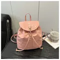 Sac à dos en similicuir rose avec rabat, fermeture à cordon et boucle à crochet dorée - Rose