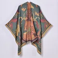 Dettaglio dello scialle in stile pastorale con jacquard floreale vintage e frange verde scuro - 135cmx155cm / Verde