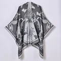 Dettaglio dello scialle in maglia stile pastorale con motivi jacquard di fiori e farfalle - 135cmx155cm / Nero