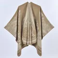 Dikke gebreide damescape in kaki met vintage jacquardpatronen van boslandschappen - Jungle Khaki