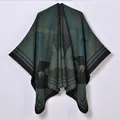 Poncho in maglia bohémien vintage con sagoma di cavallo e motivi geometrici verde scuro - Motivo Cavallo E Cintura / Verde
