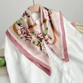 Foulard rosa effetto seta con rose vintage e motivi in pelle su camicia bianca - 70x70cm / Rosa Rosa