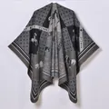 Mantella in maglia vintage da donna con motivi geometrici e cavalli in nero e grigio - Motivo Cavallo E Cintura / Nero