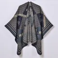 Poncho in maglia jacquard vintage con griglia geometrica e motivi di cavalli - Motivo Cavallo E Cintura / Blu navy