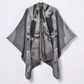 Chal de punto para mujer con patrón jacquard gris negro y blanco de estilo poncho - Gris Estilo Chino Pez Koi / 130x150cm
