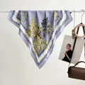 Elegante sciarpa di seta viola con fiori di camelia gialli e blu e bordo stile vintage - Rosa / 70x70cm