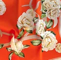 Sciarpa di seta con base arancione vibrante, stampa di peonie e dettagli in nastro - 70x70cm / Orange Rose