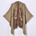 Chal de punto estilo bohemio en tonos tierra con patrones vintage de animales - Caqui Estilo Chino Pez Koi / 130x150cm