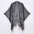 Dettaglio dello scialle jacquard grigio con motivi pastorali e rifiniture di frange - Stella Nappina Paisley Nero Grigio