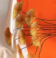 Foulard en soie orange et beige avec imprimés de feuilles de ginkgo et fini satiné - 70x70cm / Feuille de Ginkgo Orange
