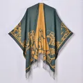 Mantella in maglia etnica da donna con motivi giallo e verde foglia e frange - Stella Nappina Paisley Verde Giallo