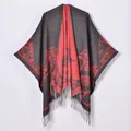 Scialle mantella reversibile con fiori etnici e frange per viaggi e foto - Stella Nappina Paisley Nero Rosso