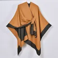 Châle cape pour femme jaune moutarde et gris avec ceinture et fente élégante - Camel & Noir
