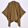 Chal de punto con estampado geométrico en colores marrón y amarillo - Café y Amarillo