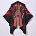 Scialle in maglia stile etnico con motivo jacquard rosso e bianco su sfondo nero - Nero Rosso Nuvola Gru