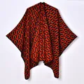 Capa poncho de punto para mujer con patrón geométrico rojo y negro sobre fondo blanco - Rojo y Negro