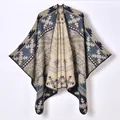 Chal de punto para mujer con motivos tribales geométricos en azul marino y tonos beige - Azul Marino (Triángulo Geométrico)