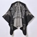 Scialle jacquard in maglia stile etnico con motivi tradizionali nei toni bianco e nero - Nero Grigio Nuvola Gru