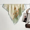 Dettaglio della stampa a foglie di ginkgo verde su foulard in seta con drappeggio - 70x70cm / Foglia di Ginkgo Verde