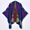 Poncho en tricot bleu foncé avec motif jacquard géométrique coloré pour l'hiver - Bleu foncé