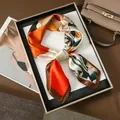 Foulard en soie vintage de style français avec imprimé floral et sac à main - 70x70cm / Style Fille au Chapeau