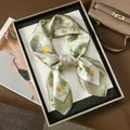 Eleganter grüner Seidenschal mit Gänseblümchen-Druck und Satin-Finish auf Display - 70x70cm / Elegantes Gänseblümchen