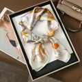 Foulard en satin de soie floral de 70 cm avec motifs orange et jaune en boîte cadeau - 70x70cm / Narcisse