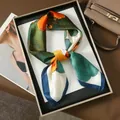 Carré de soie tendance avec imprimé feuilles de ginkgo colorées et bordure bleue - 70x70cm / Feuille de Ginkgo Multicolore