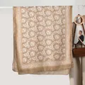 Elegante zijden sjaal met vintage patroon in beige en bruin stijlvol opgehangen - Retro Olieverf Koffie