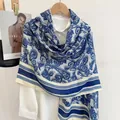 Écharpe femme à imprimé paisley bleu et blanc avec motifs ethniques vintage et toucher coton - Bleu