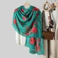 Etnische groenblauwe sjaal met rode rozen aan een hanger voor een stijlvolle herfstlook - Groene Roos
