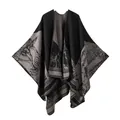 Châle poncho en tricot noir et gris avec motif jacquard de rennes et forêt - Cerf de Forêt Noir Gris