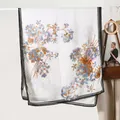 Bufanda marfil vintage con estampado floral azul-naranja y elegantes bordes a rayas - Rejilla Ramo Negro