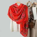 Etnische rode sjaal met rozenprint op een houten hanger met een witte top erop - Rozenbloem - Rood