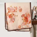 Pañuelo vintage de lino beige con flores, bordes marrones y motivos de letras - Rejilla Ramo Café