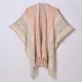 Poncho de punto crema con rayas abstractas coloridas y flecos, diseño de frente abierto - Beige