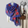 Etnische blauwe sjaal met vintage rode rozenprints en elegante kwastjes voor damesmode - Roos Blauw