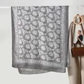 Elegante sjaal met retro muntpatroon in zwart en grijs, gepresenteerd met beige jas - Retro Olieverf Grijs